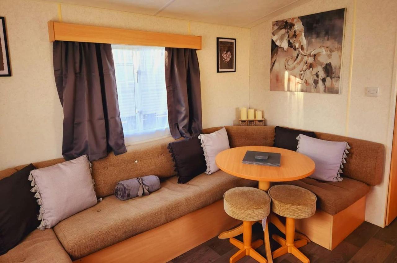 Comfy Caravan On Marine Park Hotel Рил Екстериор снимка