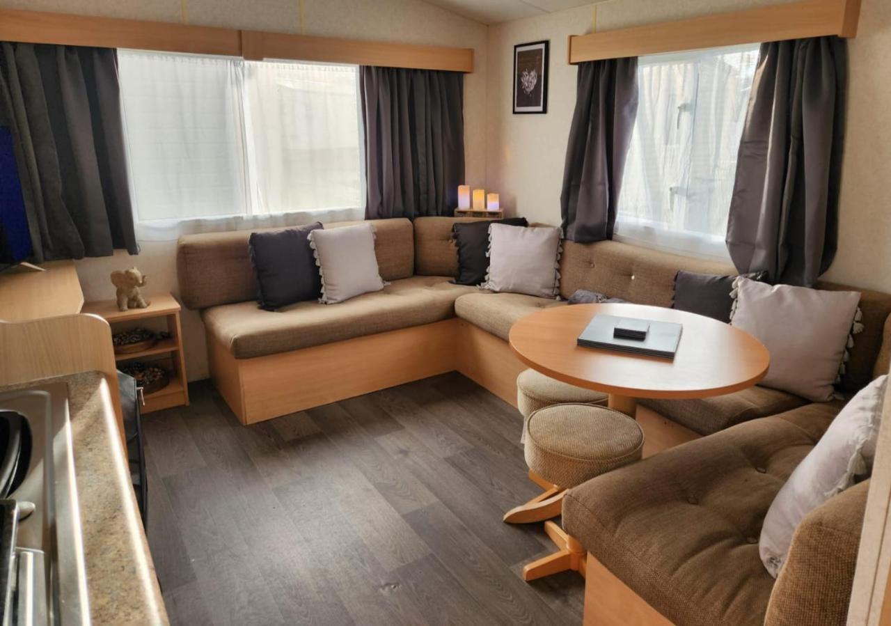 Comfy Caravan On Marine Park Hotel Рил Екстериор снимка